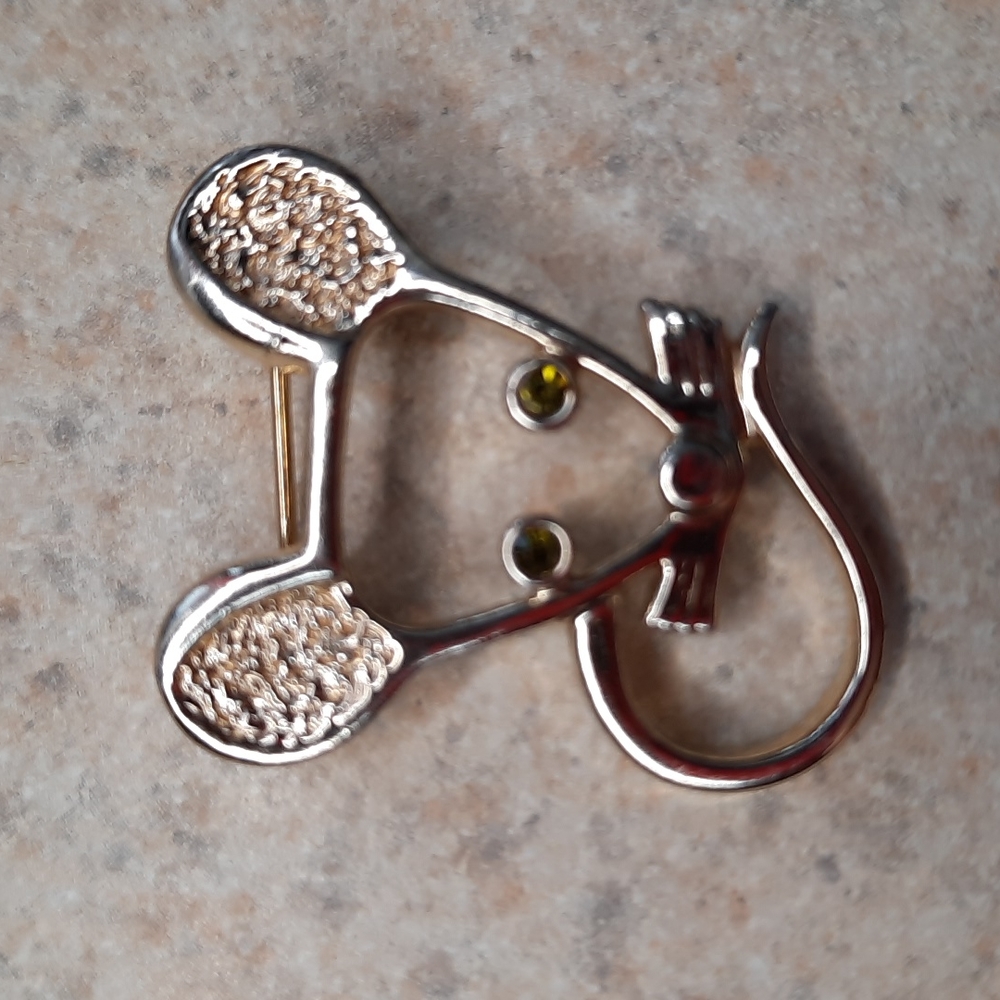 Sarah Coventry mouse outline brooch with green eyes